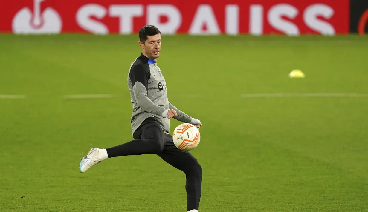 Penyerang Barcelona,  Robert Lewandowski menendang bola saat mengikuti sesi latihan di Old Trafford, Manchester, Inggris, Rabu 22 Februari 2023. Barcelona akan menghadapi Manchester United pada leg kedua leg kedua play-off Liga Europa. (Martin Rickett/PA via AP)