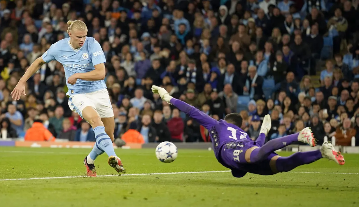 Kiper Red Star Belgrade, Omri Glazer berhasil menggagalkan peluang striker Manchester City, Erling Haaland pada laga matchday pertama Grup G Liga Champions 2023/2024 di Etihad Stadium, Manchester, Rabu (20/9/2023) dini hari WIB. (AP Photo/Dave Thompson)