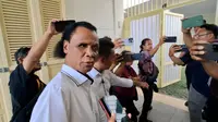 Ketua Umum DPP GRIB Jaya Hercules Rosario de Marshal menemui Presiden ke-7 Jokowi di kediaman pribadinya di Solo, Selasa (15/4).(Liputan6.com/Fajar Abrori)