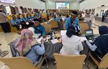 FOTO: Kloter Pertama Jemaah Haji Jakarta Mulai Masuki Asrama Pondok Gede