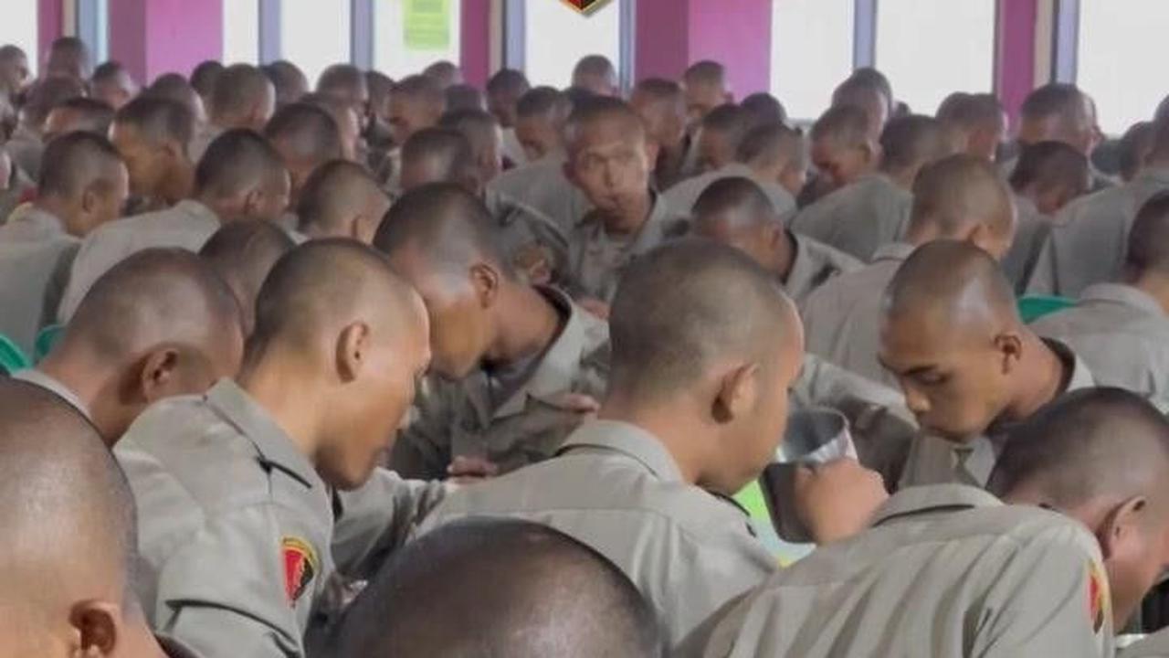 VIDEO: Begini suasana makan pagi siswa Diktukba Polri, kompak dan tertib banget