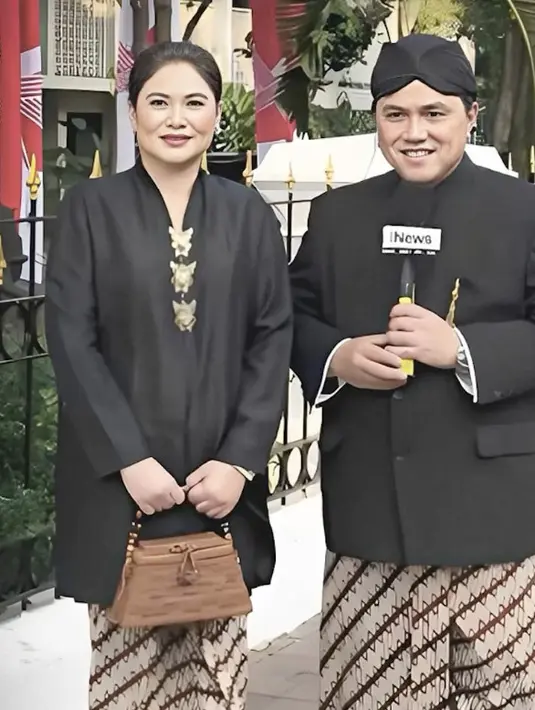 Kali ini, Elizabeth Tjandra menawan berbalut kebaya hitam yang dipercantik dengan brosch etnik. Ia melengkapi gayanya dengan tas rotan yang menawan. [Foto: Instagram/ Erick Thohir]