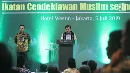 Wapres sekaligus Ketua Dewan Penasehat ICMI, Jusuf Kalla memberikan sambutan pada acara Halalbihalal ICMI yang bertajuk Rekonsiliasi untuk Bangsa di Jakarta, Jumat (5/6/2019). ICMI mengajak masyarakat melakukan rekonsiliasi dan bergandengan tangan untuk membangunan Indonesia. (Liputan6.com/HO/Job)