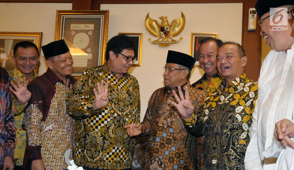 Ketum Partai Golkar, Airlangga Hartarto (ketiga kiri) bersama Ketum PBNU, Said Aqil Siradj jelang melakukan pertemuan di Jakarta, Jumat (8/6). Pertemuan kedua tokoh bersama jajarannya berlangsung tertutup. (Liputan6.com/Helmi Fithriansyah)
