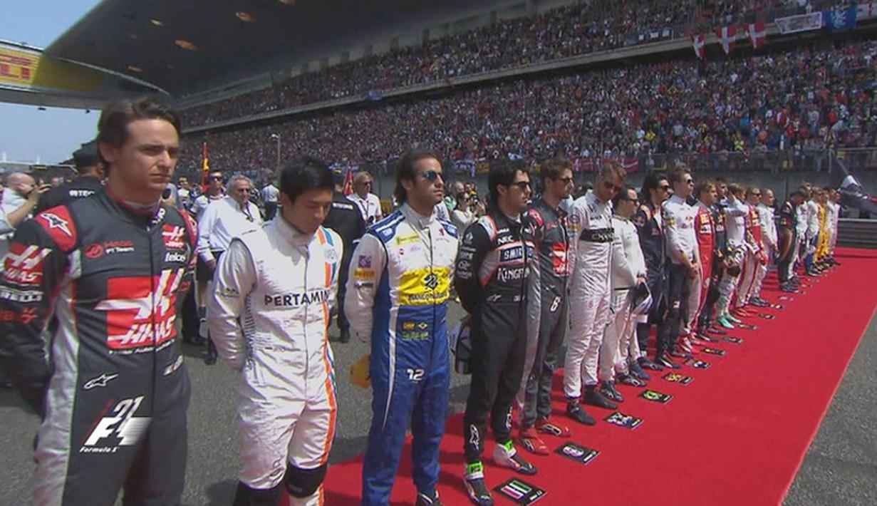 Pebalap Manor Racing asal Indonesia, Rio Haryanto (kedua dari kiri), bersama pebalap F1 lainnya jelang start balapan F1 GP China di Sirkuit Internasional Shanghai, China, Minggu (17/4/2016). (Bola.com/Twitter/F1)