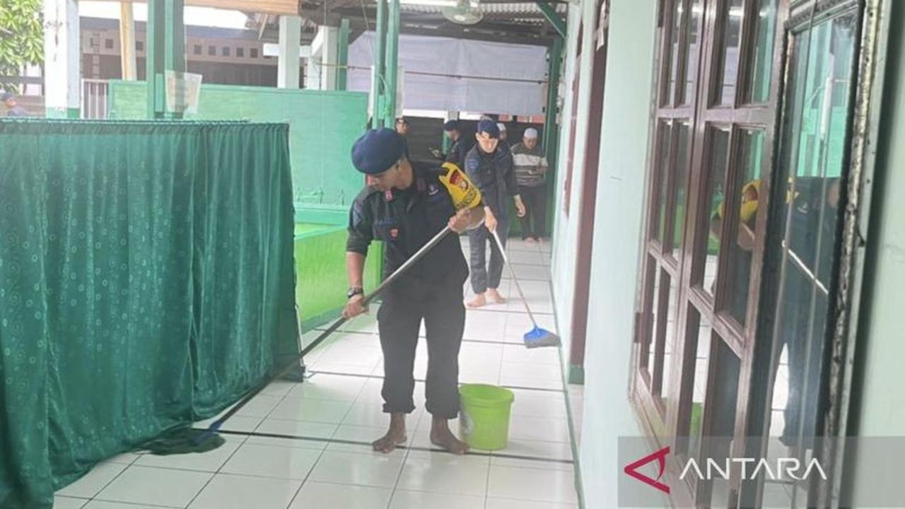 Polda Metro Jaya Gelar Bakti Lingkungan di Masjid Jakarta Barat, Pererat Hubungan dengan Masyarakat