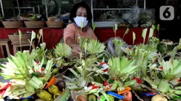 Umat Hindu Dhama menyiapkan banten menjelang Hari Raya Nyepi Tahun Baru Saka 1943 dalam  kawasan pura di Pura Amerta Jati Cinere, Depok, Jumat (12/03/2021). Perayaan nyepi tahun ini menerapkan protokol kesehatan untuk mencegah penularan virus covid-19. (merdeka.com/Arie Basuki)