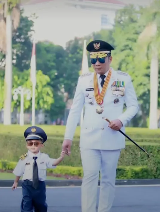 Arkana mengenakan seragam yang serupa dengan sang ayah. Penampilannya tampak sangat menggemaskan. (Foto: Instagram/ ridwankamil)