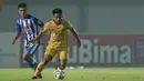 Begitu pun yang dilakukan Andik Vermansyah. Penjagaan ketat barisan pertahanan Persiraja berhasil meredam mantan pemain Persebaya Surabaya tersebut. (Foto: Bola.com/M iqbal Ichsan)