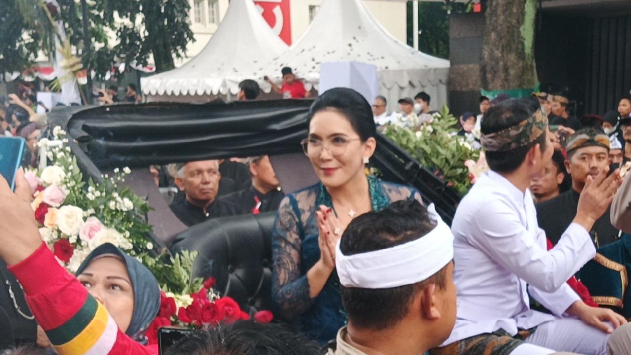 Warga Tumpah Ruah! Kirab Budaya HUT ke-80 Jabar Bikin Bandung Meriah