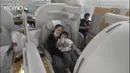 Salah satu yang menarik perhatian Momo mengajak baby sitter Abe untuk naik dalam first Class saat perjalanan pulang. Tidak langsung ke Tanah Air, tapi terlebih dulu transit di Singapura. Sekitar tujuh jam perjalanan Dubai - Singapura. [Youtube/Momo Youtube Channel]