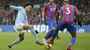 Pemain Manchester City, Leroy Sane (kiri) mencoba melewati adangan pemain Crystal Palace, Patrick van Aanholt pada lanjutan Premier League di Selhurst Park, London, (31/12/2017). Palace tahan Manchester City tanpa gol. (AP/Tim Ireland)