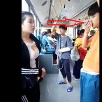 Mirip di kartun-kartun. Cowok ini ternyata mimisan lihat belahan payudara cewek yang ada di depannya! Kacau, ya!