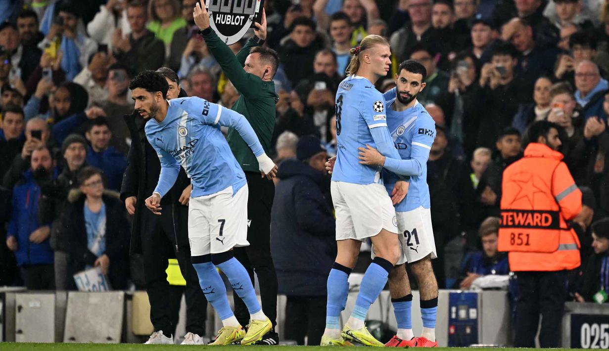 Kemenangan ini membawa Manchester City meraih 10 poin dari empat pertandingan awal Liga Champions dan membuat mereka duduk di peringkat keempat. Tampak dalam foto, penyerang Manchester City asal Norwegia, Erling Haaland (tengah) meninggalkan lapangan setelah digantikan, sementara penyerang Manchester City asal Mesir, Omar Marmoush (kiri) dan bek Manchester City asal Aljazair, Rayan Ait-Nouri masuk dalam pertandingan lanjutan fase liga Liga Champions 2025/2026 antara Manchester City dan Borussia Dortmund di Stadion Etihad, Manchester, Inggris barat laut, pada 5 November 2025 waktu setempat atau Kamis (6/11) dini hari WIB. (Oli SCARFF/AFP)