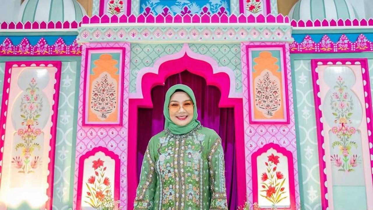 Seiring berjalannya waktu, Yora semakin memahami hal tersebut. Dia juga mengaku selalu terbuka mengenai uang yang menjadi honor bagi Nikita.<br>