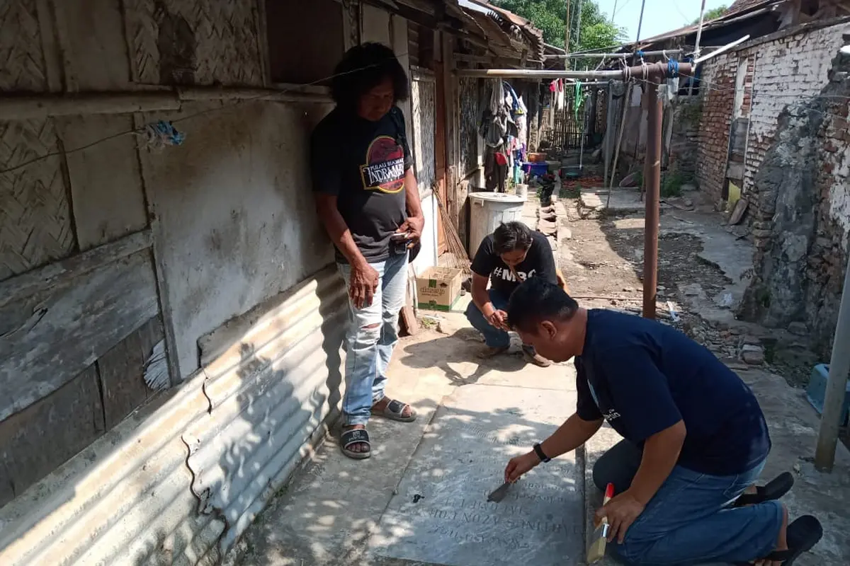 Nisan Bersejarah Jadi Penutup Septic Tank