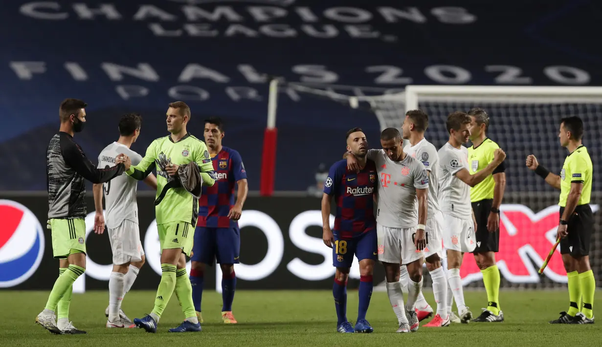 Pemain Barcelona dan Bayern Munchen usai pertandingan perempat final Liga Champions di Stadion Luz, Lisbon, Portugal, Jumat (14/8/2020). Bayern Munchen membantai Barcelona dengan skor 8-2. (AP Photo/Manu Fernandez/Pool)