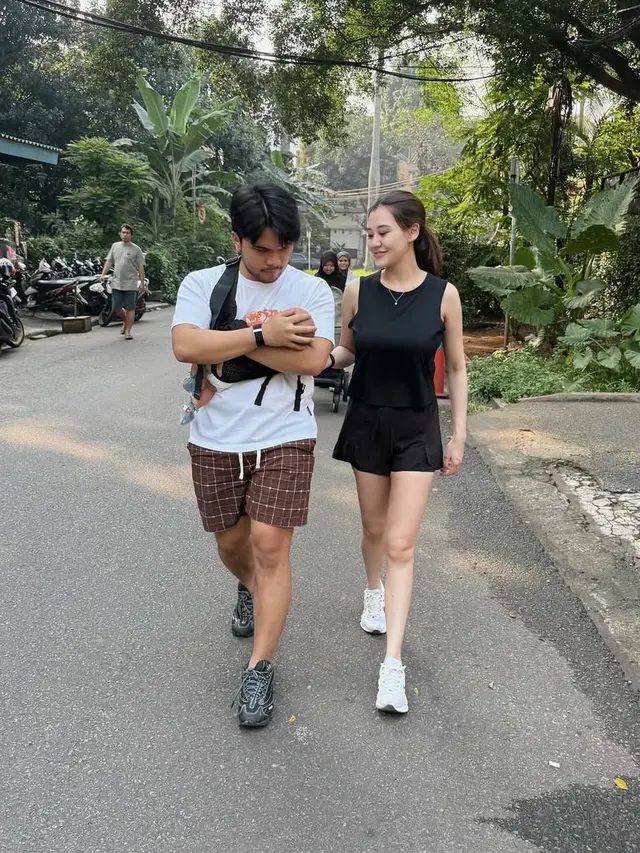 Gaya Stylish Aaliyah Massaid Saat Momong Anak, Jalani Motherhood dengan Happy