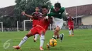 Gelandang PS Polri, M Hargianto (kiri) menahan pemain PS MSG, Adam Alis di Mako Brimob, Depok, Rabu (24/2/2016). Laga persiapan menghadapi turnamen Piala Bhayangkara 2016 ini berakhir imbang 1-1. (Liputan6.com/Helmi Fithriansyah)