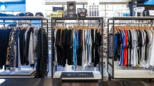 BoomBoom.id juga menjual apparel