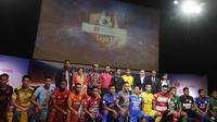 Para pemain perwakilan klub foto bersama saat Peluncuran Shopee Liga 1 di SCTV Tower, Jakarta, Senin (13/5). Sebanyak 18 klub akan bertanding pada Liga 1 mulai tanggal 15 Mei. (Bola.com/Vitalis Yogi Trisna)