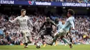 Aksi gelandang Manchester City, Leroy Sane, saat mencetak gol ke gawang Crystal Palace pada laga Premier League di Stadion Etihad, Sabtu (23/9/2017). Manchester City menang 5-0. (AP/Nick Potts)