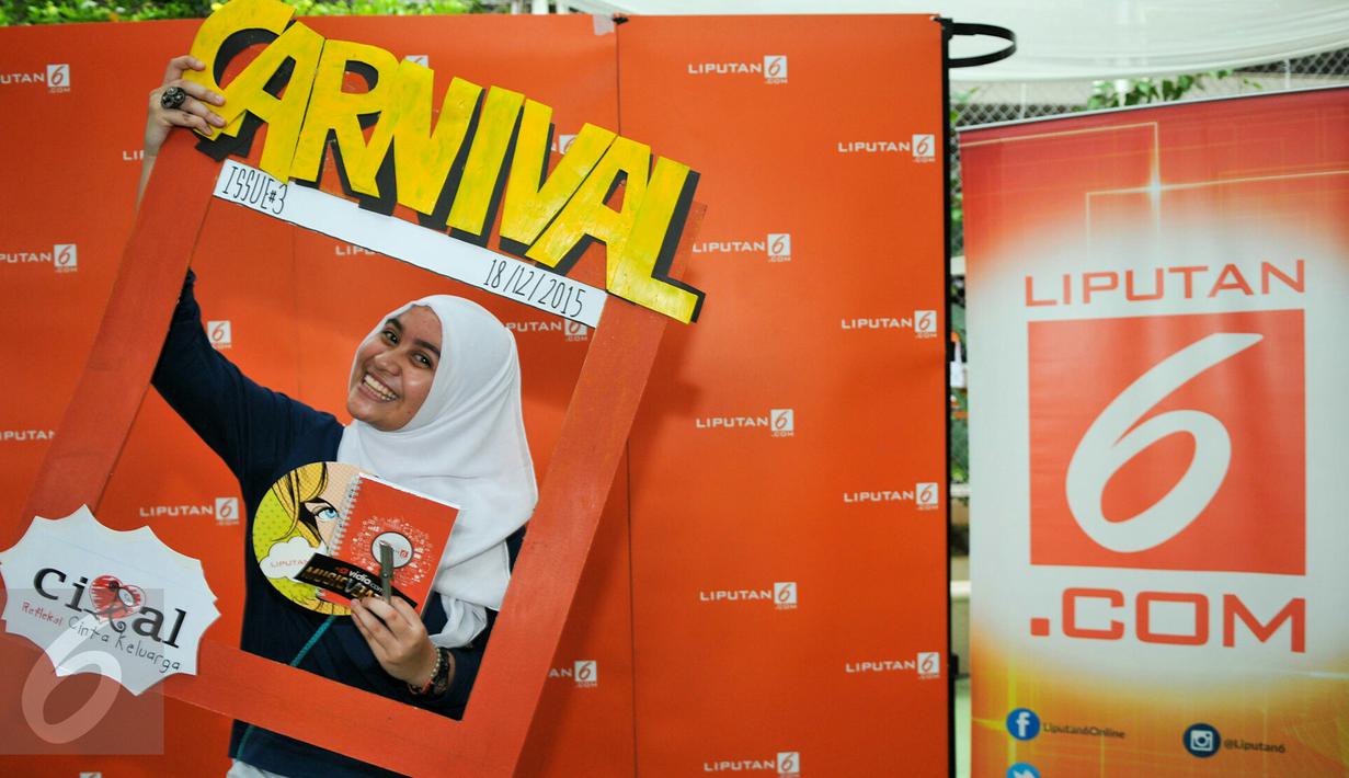 Seorang anak berfoto saat acara tahunan bertajuk 'Cikal Carnival Heroes', Jakarta, Jumat(18/12). Acara ini diadakan oleh Sekolah Cikal Menengah Amri. (Liputan6.com/Yoppy Renato)