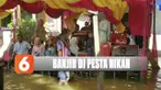 Pasangan di Aceh Barat, Aceh, harus menggelar pesta pernikahan di tengah banjir setinggi 30 cm.