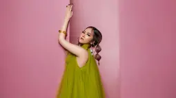 Bagi penggemarnya, tentu sudah dengan single lagu miliknya yang berjudul Ruang Sepi. Lagu tersebut pun jadi sebuah Original Soundtrack dari film horor Roh Mati Paksa: Cinta Berujung Maut. (Liputan6.com/IG/gabriellalarasati)