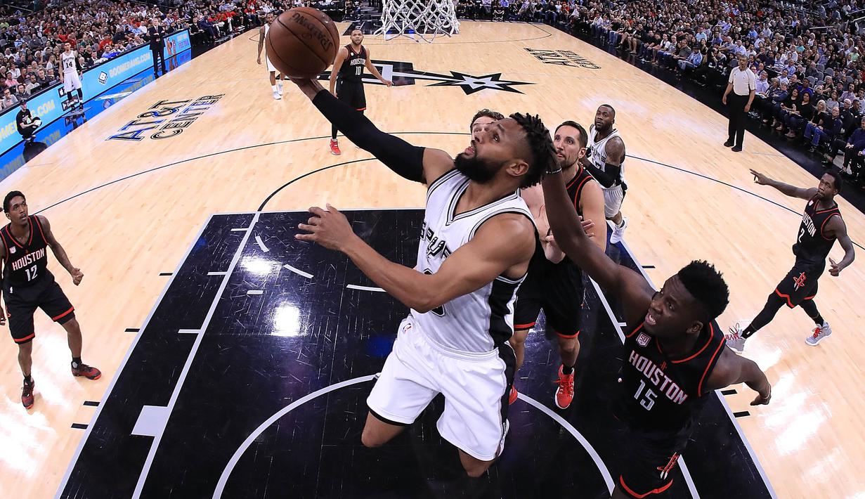 Pebasket San Antonio Spurs, Patty Mills, berusaha memasukan bola saat melawan Houston Rockets pada laga semifinal wilayah barat NBA di AT&T Center, San Antonio, Rabu (3/5/2017). Spurs menang 121-96 atas Rockets. (AFP/Ronald Martinez)