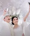 Putri Helmy Yahya, Saskia Rachelly Yahya resmi menikah dengan kekasih Koreanya, Park Young Gwang. Beberapa waktu lalu, Helmy Yahya sempat memamerkan beberapa potret manis dari momen prewedding sang putri dengan pria yang berasal dari Korea Selatan ini. [Foto: Instagram/bootesphotography]