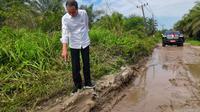 Presiden Joko Widodo atau Jokowi meninjau kondisi ruas jalan Gunting Saga di Kabupaten Labuhanbatu Utara, Sumatera Utara (Sumut), Rabu (17/5/2023). (FOTO: Dok. Agus Suparto/Biro Pers Kepresidenan)