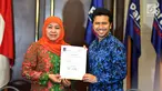 Balon Gubernur Jawa Timur Khofifah Indar Parawansa dan Balon Wagub Jawa Timur Emil Dardak menunjukkan Surat Persetujuan Pasangan Cagub dan Cawagub dari DPP Partai Nasdem di Kantor Partai Nasdem, Jakarta, Selasa (2/1). (Liputan6.com/Johan Tallo)