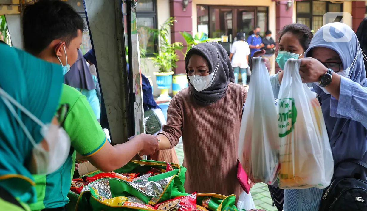 Warga mengantre untuk membeli sembako murah di Bazar Sembako Murah di Kecamatan Ciledug, Kota Tangerang, Senin (12/9/2022). Bazar sembako murah untuk masyarakat umum tersebut di gelar untuk menyiasati kenaikan harga BBM. (Liputan6.com/Angga Yuniar)
