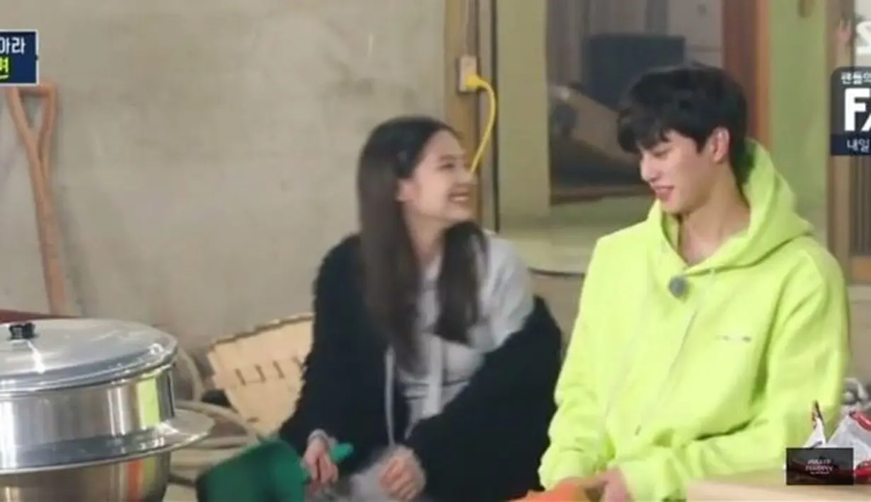 Di acara tersebut Jennie dan Song Kang juga diminta untuk memasak bersama. (Foto: SBS/KapanLagi)