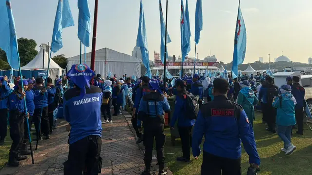 Massa buruh dari berbagai aliansi mulai memenuhi kawasan Monas, Jakarta Pusat, Kamis (1/5/2025). (Liputan6.com/Ady Anugrahadi)