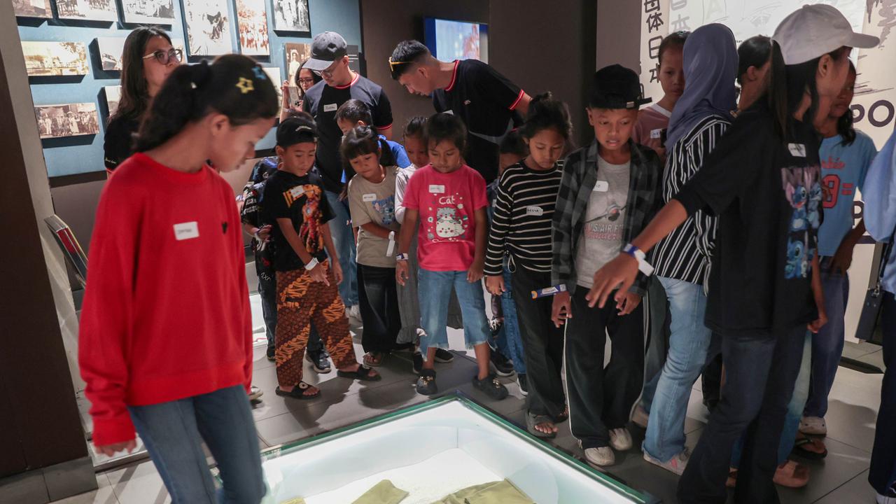 Anak Pekerja Sampah Belajar Sejarah di Kota Tua