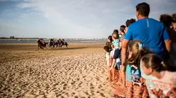 Sejumlah joki memacu kuda mereka pada lomba pacuan kuda di sepanjang pantai di Sanlucar de Barrameda, Spanyol pada 11 Agustus 2019. Balap kuda di tepi pantai ini merupakan acara tahunan yang telag berlangsung selama lebih dari 140 tahun. (AP Photo/Javier Fergo)