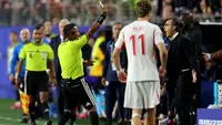 Wasit Ivan Barton menunjukkan kartu kuning kepada Vincenzo Montella, pelatih kepala Timnas Turki, selama pertandingan Grup D Piala Dunia 2026 antara Turki dan Paraguay di Stadion San Francisco Bay Area pada 20 Juni 2026 di Santa Clara, California. (Richard Heathcote/Getty Images via AFP)
