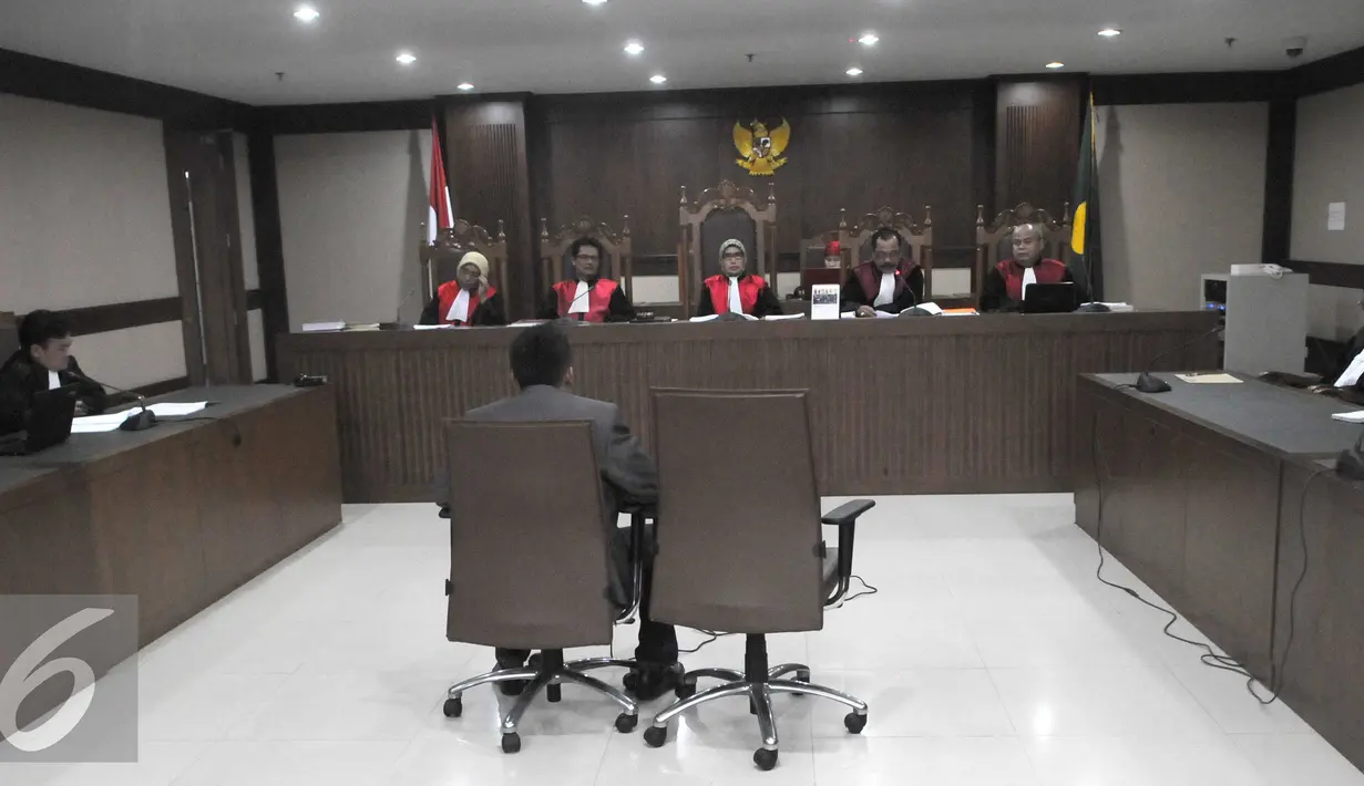 Hukuman yang dijatuhkan hakim kepada Abdul Khoir lebih berat dari tuntutan JPU KPK, Jakarta, Kamis (9/6/2016). Abdul Khoir divonis hakim 4 tahun penjara lebih berat dari tuntutan jaksa 2 tahun penjara. (Liputan6.com/Helmi Afandi)