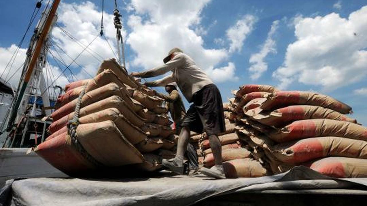 Kesibukan pengangkut barang di Sunda Kelapa jelang akhir tahun