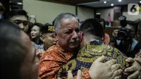 Mantan Direktur Utama PT PLN Sofyan Basir memeluk kerabatnya usai sidang pembacaan putusan di Pengadilan Tipikor, Jakarta, Senin (4/11/2019). Sofyan Basir divonis bebas dalam kasus dugaan suap proyek PLTU Riau-1. (Liputan6.com/Faizal Fanani)