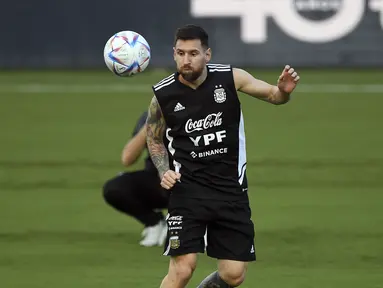 Timnas Argentina akan menghadapi dua laga uji coba dalam FIFA Matchday di Amerika Serikat, yaitu melawan Honduras dan Jamaika. Laga menghadapi Honduras yang akan berlangsung pada Sabtu (24/9/2022) pagi WIB dipastikan akan diperkuat oleh bintang Albiceleste, Lionel Messi, yang telah tiba di Amerika Serikat dan ikut bergabung dalam sesi latihan terakhir. Yuk intip aksi-aksinya. (AP/Michael Laughlin)