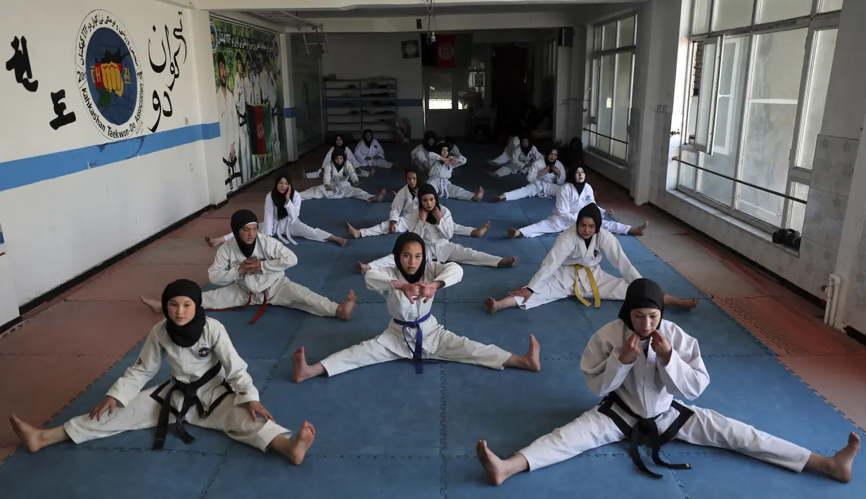 Anggota tim perempuan taekwondo Afghanistan berlatih selama sesi latihan di Kabul, pada 1 Maret 2021. Latihan bela diri ini mengupayakan para perempuan di Afghanistan bisa melindungi dirinya sendiri. (AP Photo/Rahmat Gul)