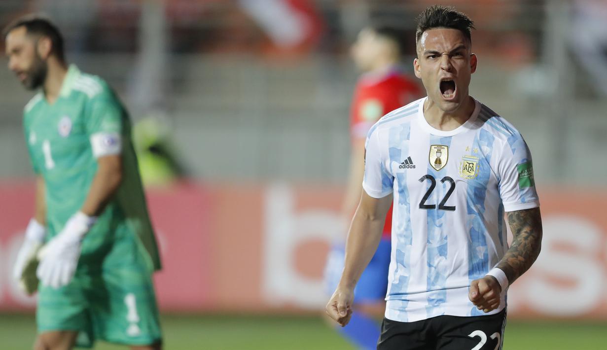 Argentina kembali unggul dengan mencetak gol kedua pada menit ke-34. Gol dicetak Lautaro Martinez yang berhasil memanfaatkan bola rebound hasil tendangan Rodrigo De Paul yang sempat diblok Claudio Bravo. (AP/Pool/Javier Torres)