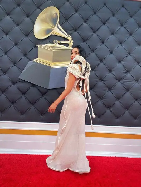 Penyanyi asal Argentina, Maria Becerra tampil dengan gaun putih yang tampak lusuh di red carpet Grammy Award 2022. (Instagram/mariabecerra).
