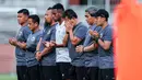 <p>Kapten Timnas Indonesia U-17, Iqbal Gwijangge (tengah) memimpin doa di antara tim pelatih pada latihan resmi menjelang laga penentu Grup A Piala Dunia U-17 2023 di Stadion Gelora 10 November, Tambaksari, Surabaya, Rabu (15/11/2023). (Bola.com/Bagaskara Lazuardi)</p>
