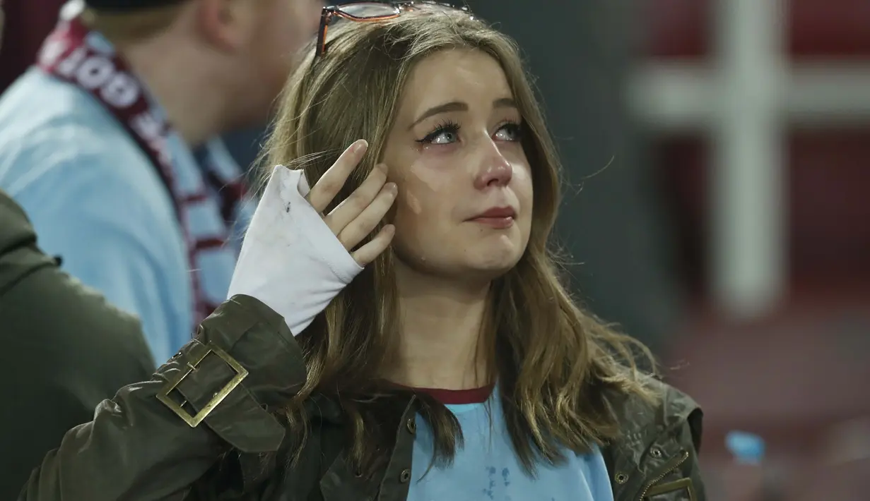 Kesedihan suporter West Ham pada seremoni Farewell Boleyn' usai melawan Machester United, (10/5/2016). (Reuters/Eddie Keogh)