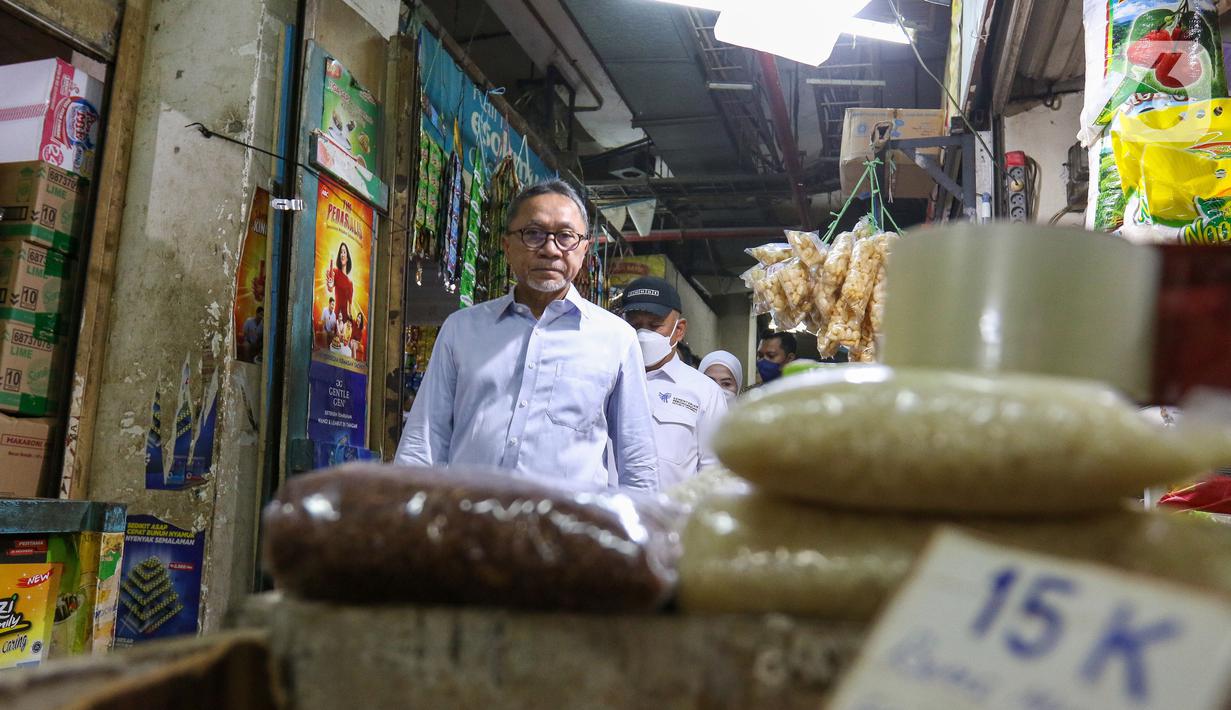 Menteri Perdagangan Zulkifli Hasan saat meninjau harga bahan pokok di Pasar Cibubur, Jakarta, Kamis (16/6/2022). Kunjungan tersebut dilakukan untuk melihat dan memantau langsung harga bahan pokok guna memastikan harga stabil menjelang Hari Raya Idul Adha 1443 Hijriah. (Liputan6.com/Herman Zakharia)