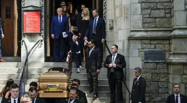 Mantan Presiden AS Donald Trump (kiri atas) memimpin keluarganya di belakang peti jenazah Ivana Trump saat prosesi pemakaman di Gereja Katolik Roma St. Vincent Ferrer, New York, Rabu (20/7/2022). Ivana menikah dengan Donald Trump pada 1977. Dia lalu turut menjadi pejabat penting dalam The Trump Organization. (AP Photo/Julia Nikhinson)